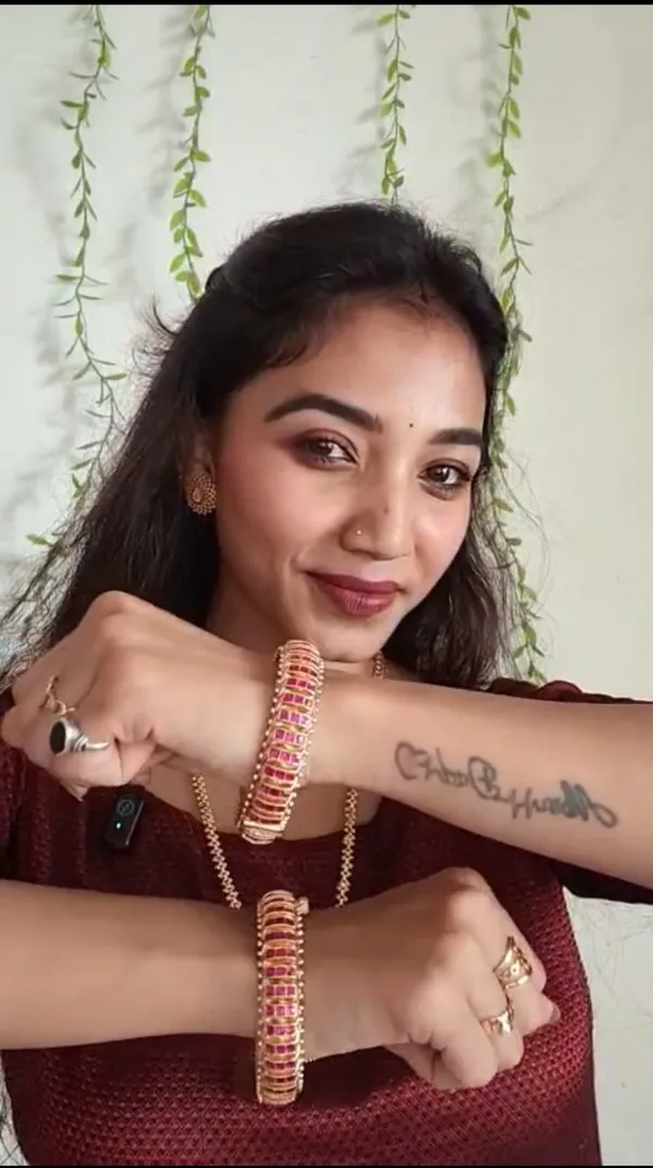 Gulnaar_Lakh_Royale_Bangles
