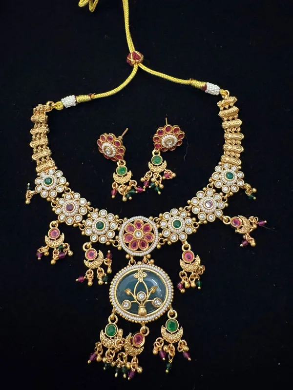 Gold_Rajwada_Pushpa_Kundan_Antique_Necklace_Set_For_Women