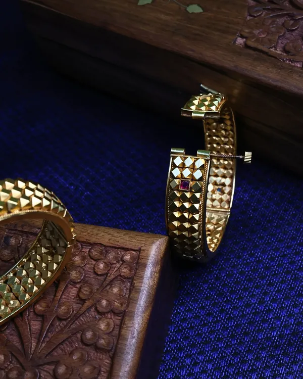Traditional_Maharashtrian_Ashtapailu_Kada_Three_Layered_(Peshwai_Faceted_Gold_Bangle)(Set_of_2)