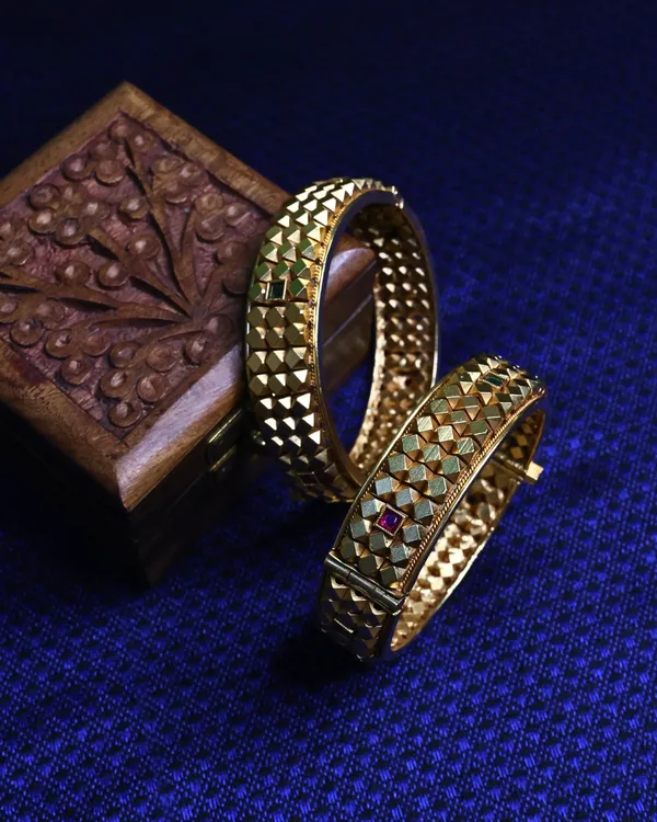 Traditional_Maharashtrian_Ashtapailu_Kada_Three_Layered_(Peshwai_Faceted_Gold_Bangle)(Set_of_2)