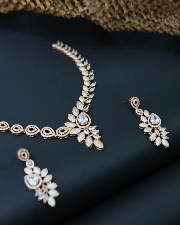 Gold_The_Royal_Teardrop_AntiTarnish_Necklace_And_Earrings_Set_18K_Plated_For_Women