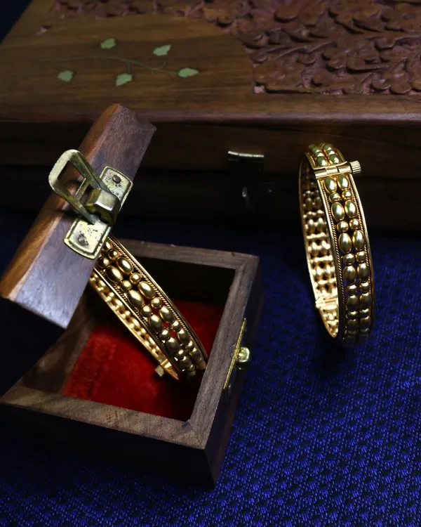 Traditional_Maharashtrian_Bor_Kada_(Peshwai_Stone-Studded_Kada)(Set_of_2)