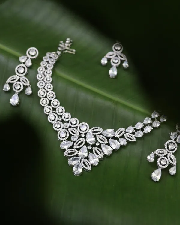 White_Grand_Regal_Sparkle_Teardrop_With_Mangtika(Bindi)_Rhodium_Plated_Cubic_Zirconia_(Cz)_Choker_Set_For_Women