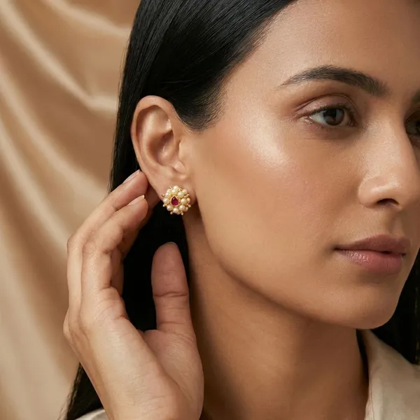 Pearl_&_Kundam_Accent_Studs_Earrings_For_Women