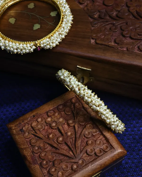 Exclusive_Pearl_Bangle_(set_of_2)