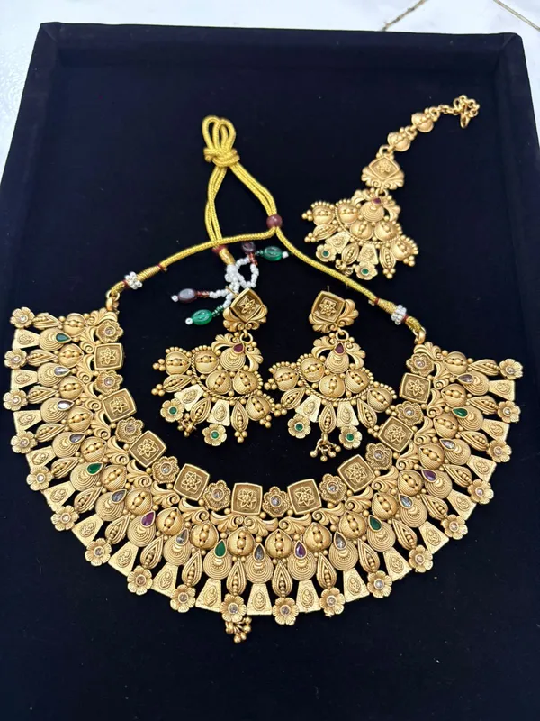 Gold_Maharani_Vaibhav_Temple_Choker_Set_For_Women