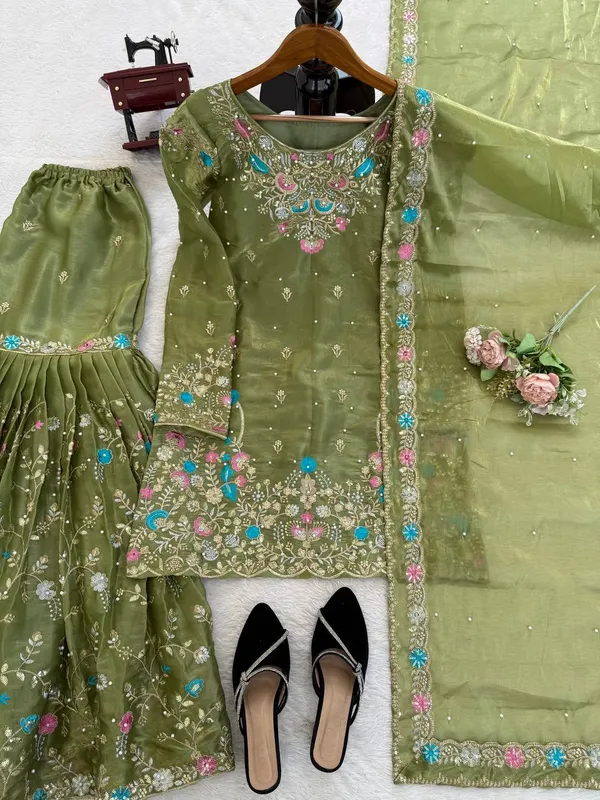 White_Georgette_Suit_Set_For_Women
Chinon_Suit_Set_For_Women
