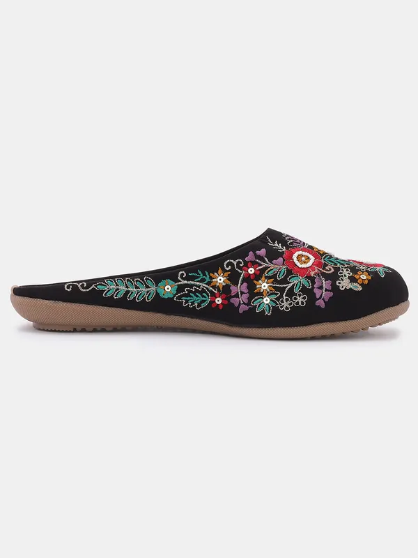 Black_Embellished_Embroidered_Canvas_Slip_On_Flats_For_Women
