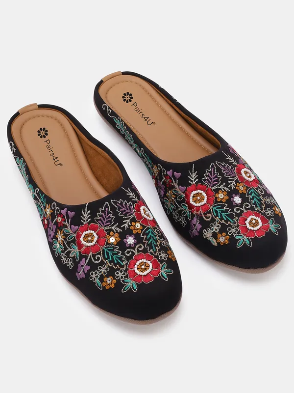 Black_Embellished_Embroidered_Canvas_Slip_On_Flats_For_Women