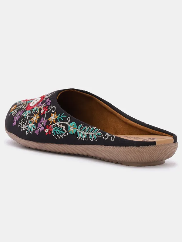 Black_Embellished_Embroidered_Canvas_Slip_On_Flats_For_Women