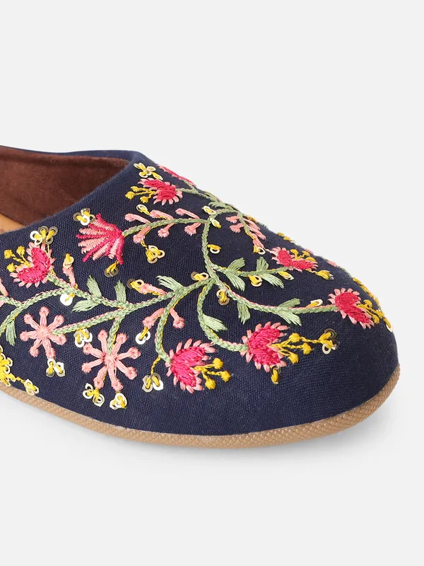 Blue_Embellished_Embroidered_Canvas_Slip_On_Flats_For_Women