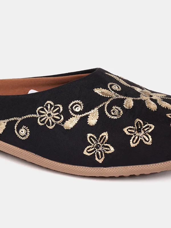 Black_Embellished_Embroidered_Canvas_Slip_On_Flats_For_Women