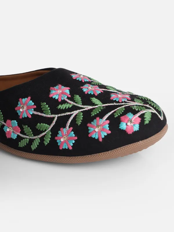 Black_Embellished_Embroidered_Canvas_Slip_On_Flats_For_Women