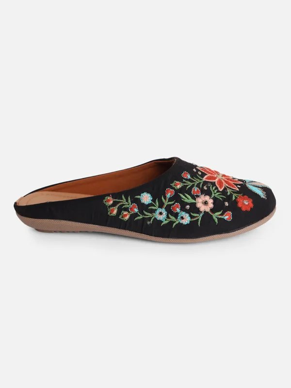 Black_Embellished_Embroidered_Canvas_Slip_On_Flats_For_Women