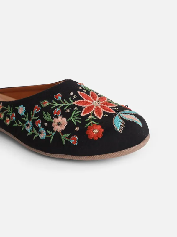Black_Embellished_Embroidered_Canvas_Slip_On_Flats_For_Women
