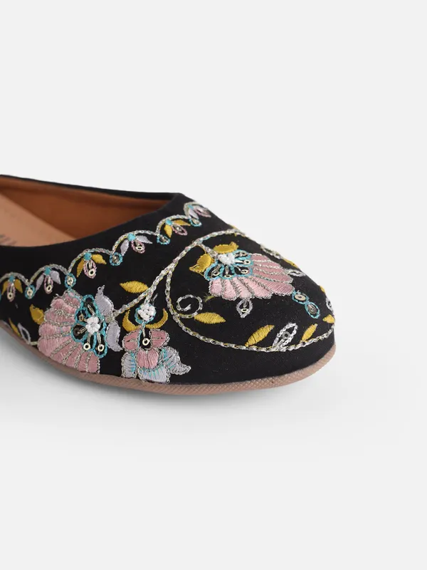 Black_Embellished_Embroidered_Canvas_Slip_On_Flats_For_Women