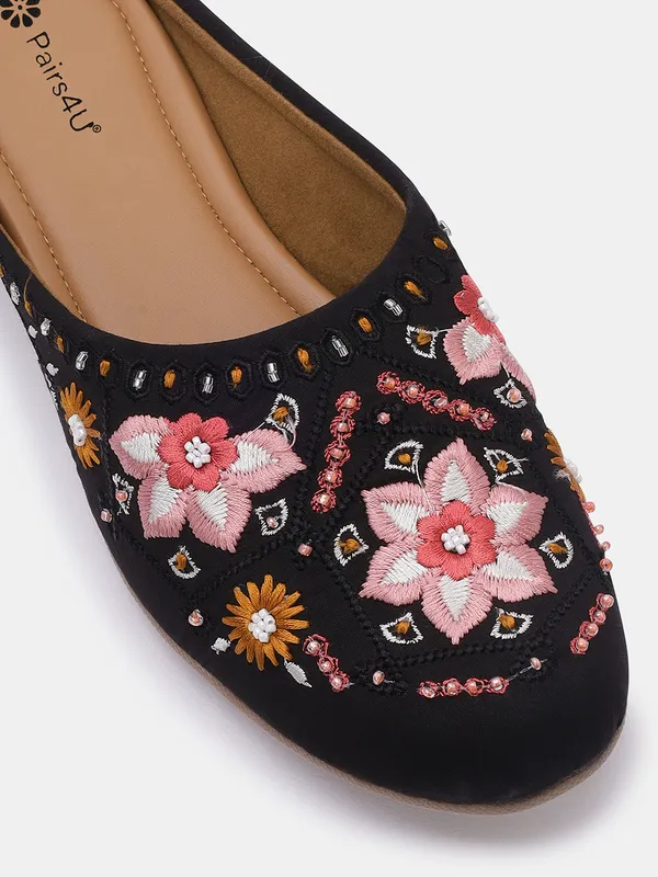 Black_Embellished_Embroidered_Canvas_Slip_On_Flats_For_Women