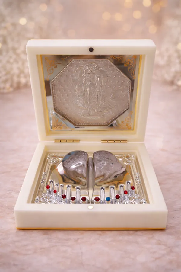 Silver_Divine_Radha_Krishna_Frame_with_Silver_Paduka_Gift_Set