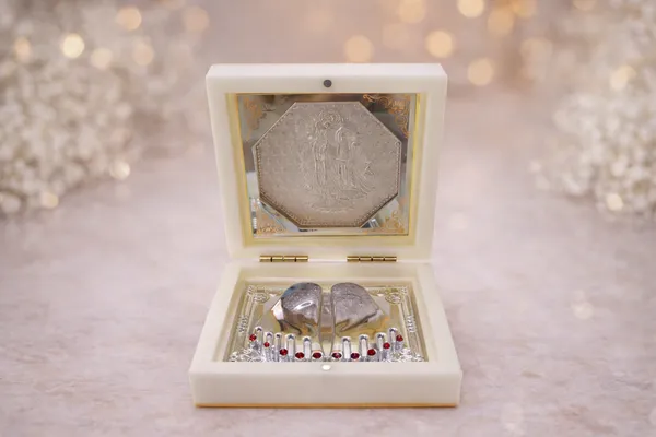 Silver_Divine_Radha_Krishna_Frame_with_Silver_Paduka_Gift_Set