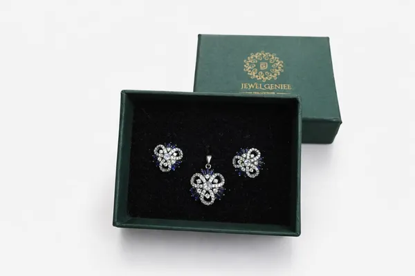 Silver_Premium_&_Fancy_Design_Pendant_Set_For_Women_And_Girls