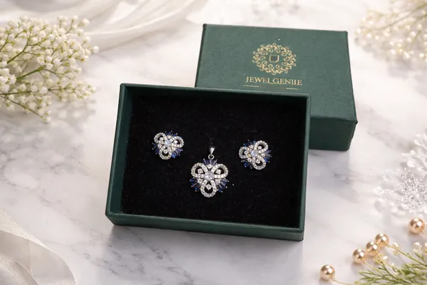 Silver_Premium_&_Fancy_Design_Pendant_Set_For_Women_And_Girls