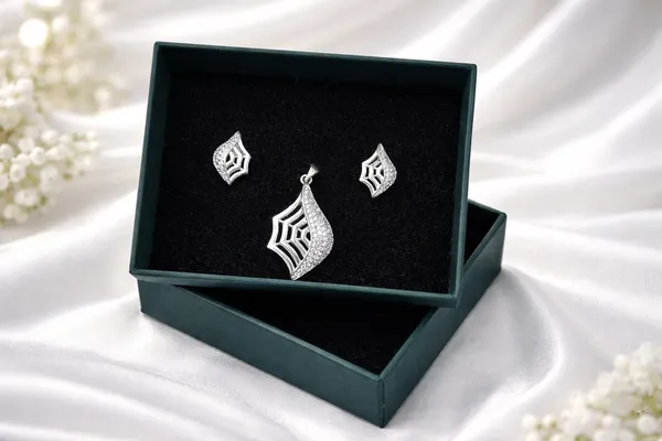 Silver_Premium_&_Fancy_Design_Pendant_Set_For_Women_And_Girls