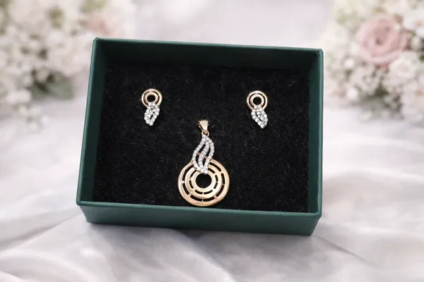 Silver_Premium_&_Fancy_Design_Pendant_Set_For_Women_And_Girls