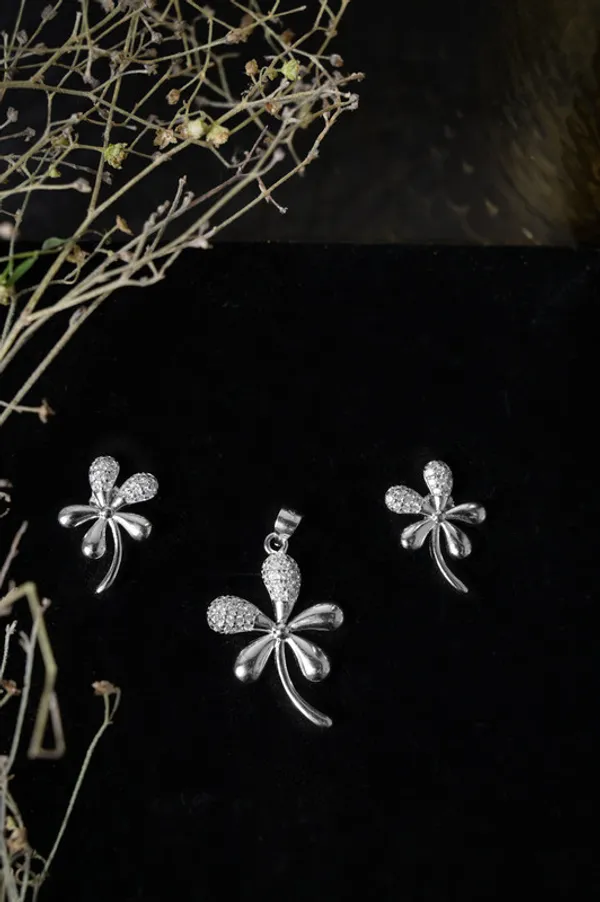 Silver_Premium_&_Fancy_Design_Pendant_Set_For_Women