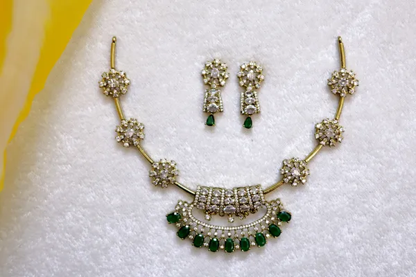 Floral_Kundan_Contemporary_Necklace_With_Earrings_For_Women