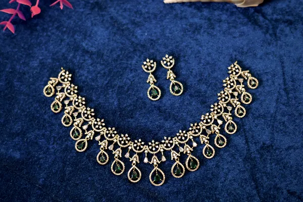 Victorian_Green_Gold_Choker_Necklace_For_Women