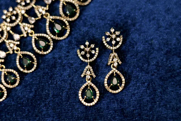 Victorian_Green_Gold_Choker_Necklace_For_Women