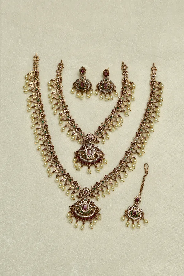 Bridal_Jewellry_Set_Gold_Toned_Necklace_With_Intricate_Craftsmanship