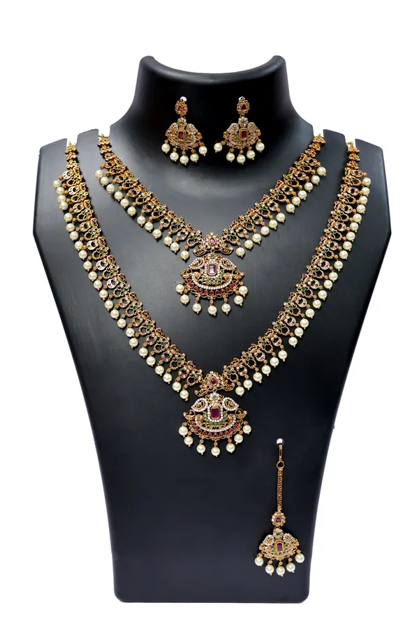 Bridal_Jewellry_Set_Gold_Toned_Necklace_With_Intricate_Craftsmanship