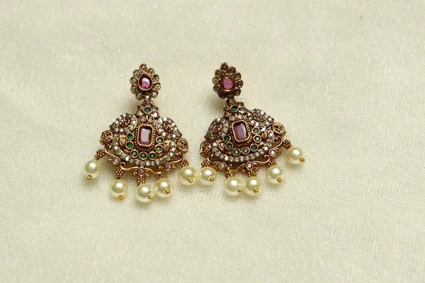 Bridal_Jewellry_Set_Gold_Toned_Necklace_With_Intricate_Craftsmanship