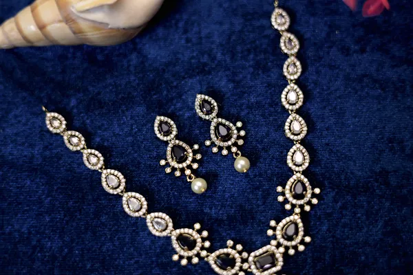 Beautiful_Ad_Necklace_And_Earrings_Set_For_Women