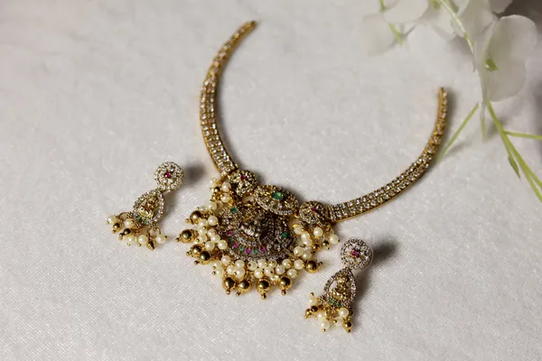 Temple_Jewellery_Necklace_With_Green_Beads_And_Ad_Stone