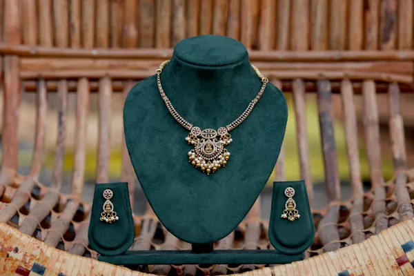 Temple_Jewellery_Necklace_With_Green_Beads_And_Ad_Stone