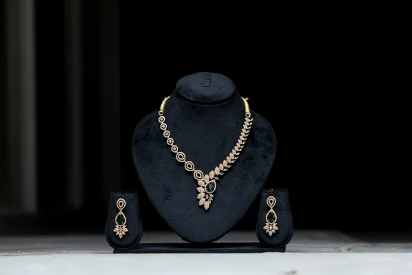 Gorgeous_Leaf_Pattern_Rhodium_Gold_Plated_Party_Wear_Necklace_Set_With_American_Diamond_Stones