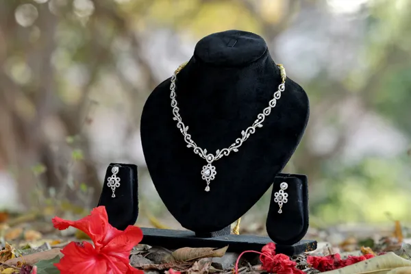 Liteweight_Diamond_Necklace_Set_For_Women