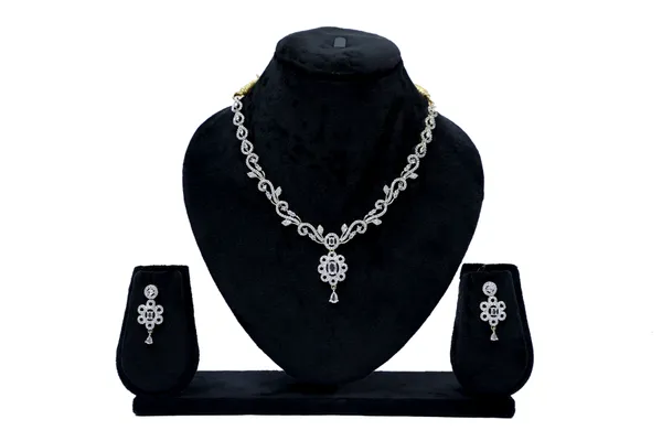 Liteweight_Diamond_Necklace_Set_For_Women
