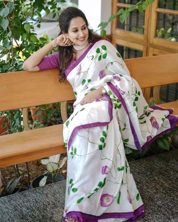 Multicolor_Elegant_Linen_Premium_Wax_Finish_And_Zalar_Detailing_Banjaran_Cotton_Printed_Saree_For_Women