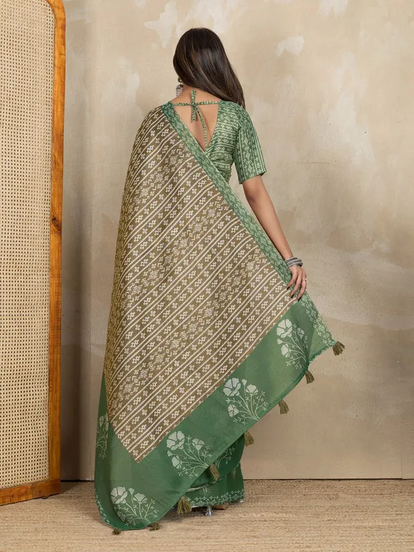 Multicolor_Elegant_Green_And_Beige_Printed_Silk_Saree_For_Women