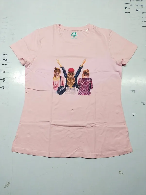 Women'S_Pink_Graphic_T-Shirt_-_Three_Girls_Design