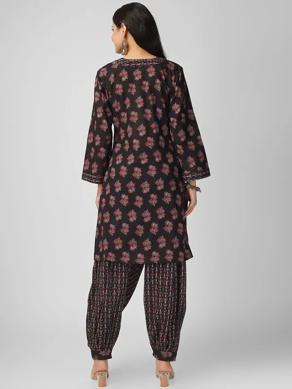 Black_And_Pink_Pure_Cotton_Ethnic_Motifs_Printed_V_Neck_Regular_Kurta_With_Salwar_For_Women
