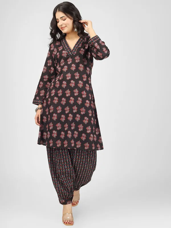 Black_And_Pink_Pure_Cotton_Ethnic_Motifs_Printed_V_Neck_Regular_Kurta_With_Salwar_For_Women