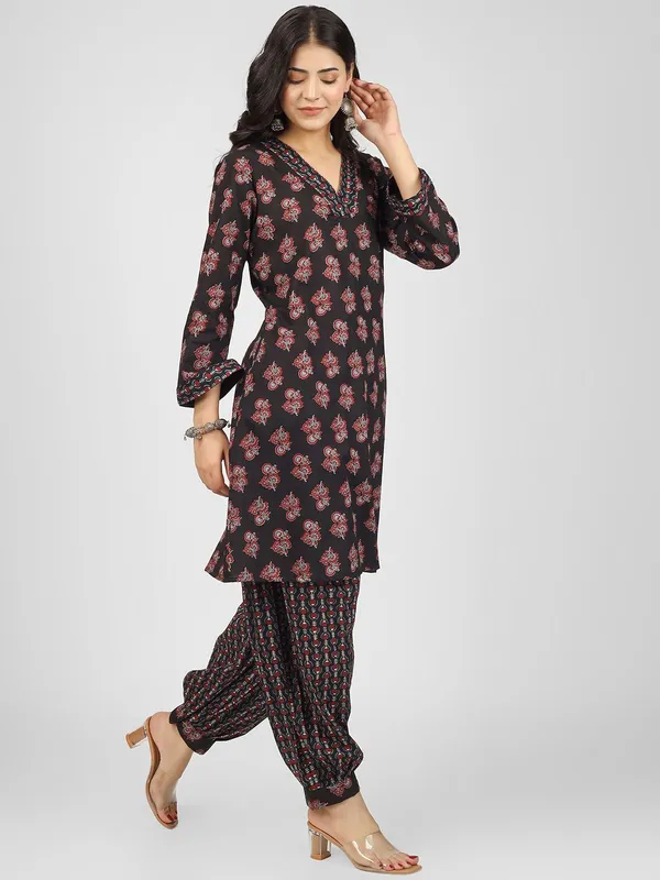 Black_And_Pink_Pure_Cotton_Ethnic_Motifs_Printed_V_Neck_Regular_Kurta_With_Salwar_For_Women