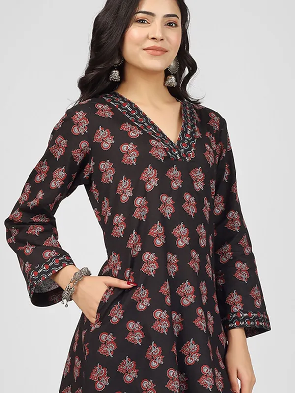 Black_And_Pink_Pure_Cotton_Ethnic_Motifs_Printed_V_Neck_Regular_Kurta_With_Salwar_For_Women