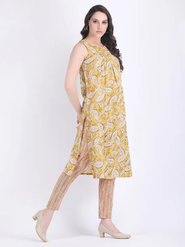 Yellow_Cotton_Mustard_Paisley_Print_Box_Pleats_Kurta_With_Pencil_Pants_For_Women