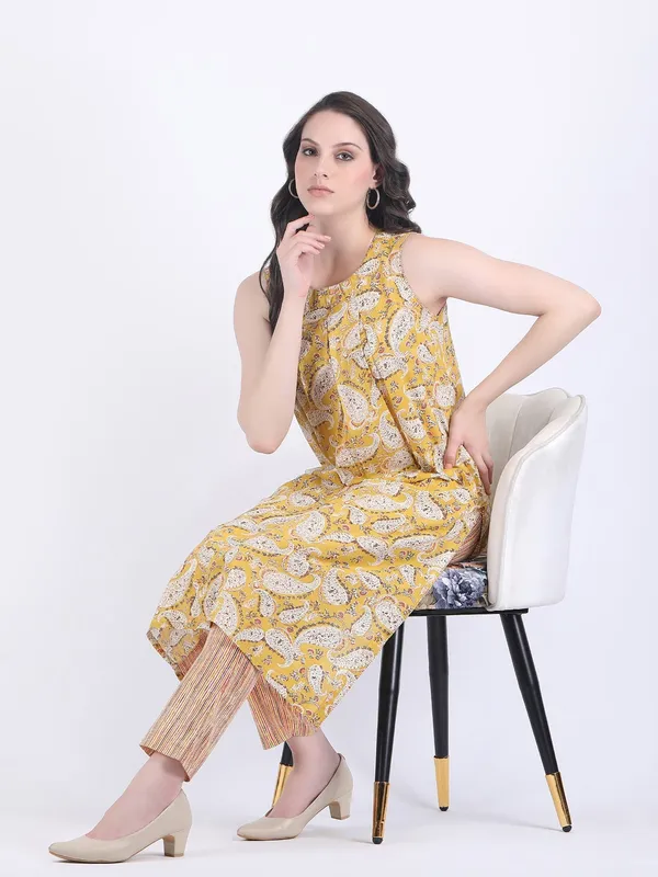 Yellow_Cotton_Mustard_Paisley_Print_Box_Pleats_Kurta_With_Pencil_Pants_For_Women