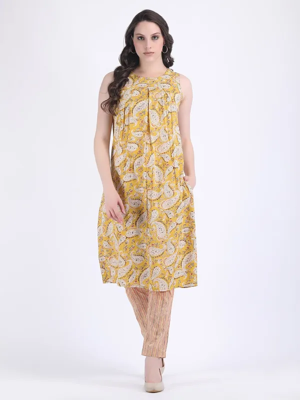 Yellow_Cotton_Mustard_Paisley_Print_Box_Pleats_Kurta_With_Pencil_Pants_For_Women